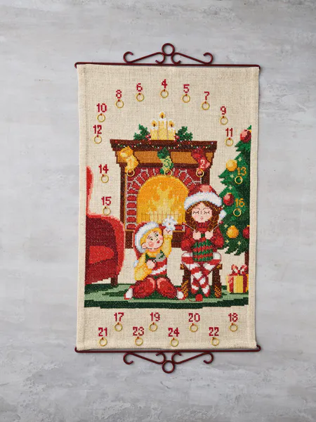 Barn leker forran peisen 40x62cm